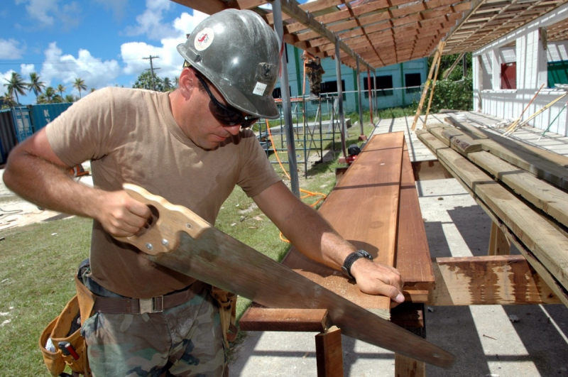 charpentier-VALLAURIS-min_worker_construction_building_carpenter_male_job_build_helmet-893290